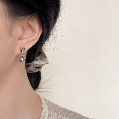 Kaunis Helmi Korvarengas ainutlaatuisella tyylillä