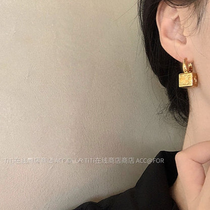 Kaunis Kulta Korvarengas ainutlaatuisella tyylillä