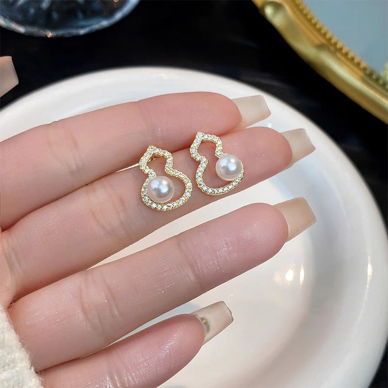 Klassinen Helmi Korvarengas ajattomalla viehätyksellä