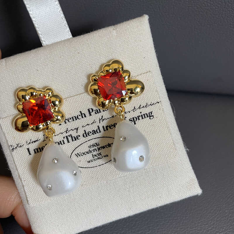 Hurmaava Helmi Koru jokaiseen tilaisuuteen