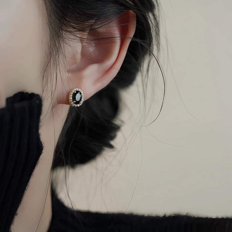 Kaunis Korvarengas ainutlaatuisella tyylillä