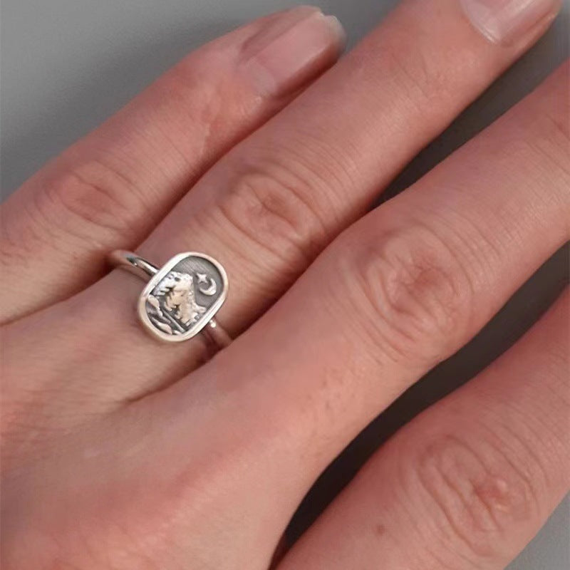 Klassinen Sormus ajattomalla viehätyksellä