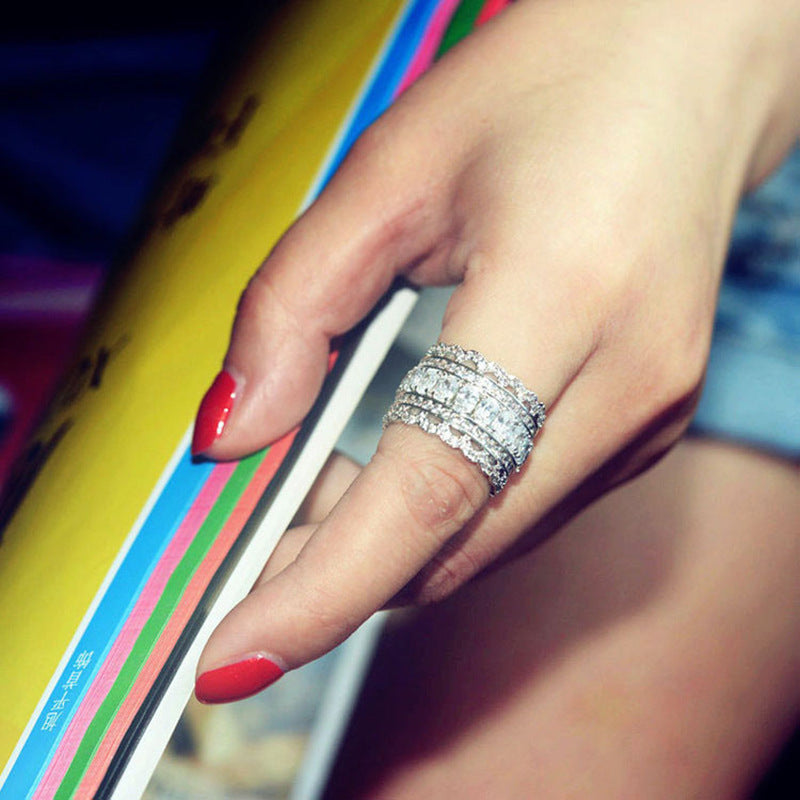 Klassinen Sormus ajattomalla viehätyksellä