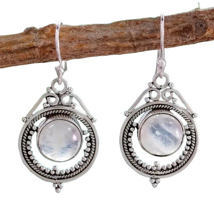 Klassinen Sormus ajattomalla viehätyksellä