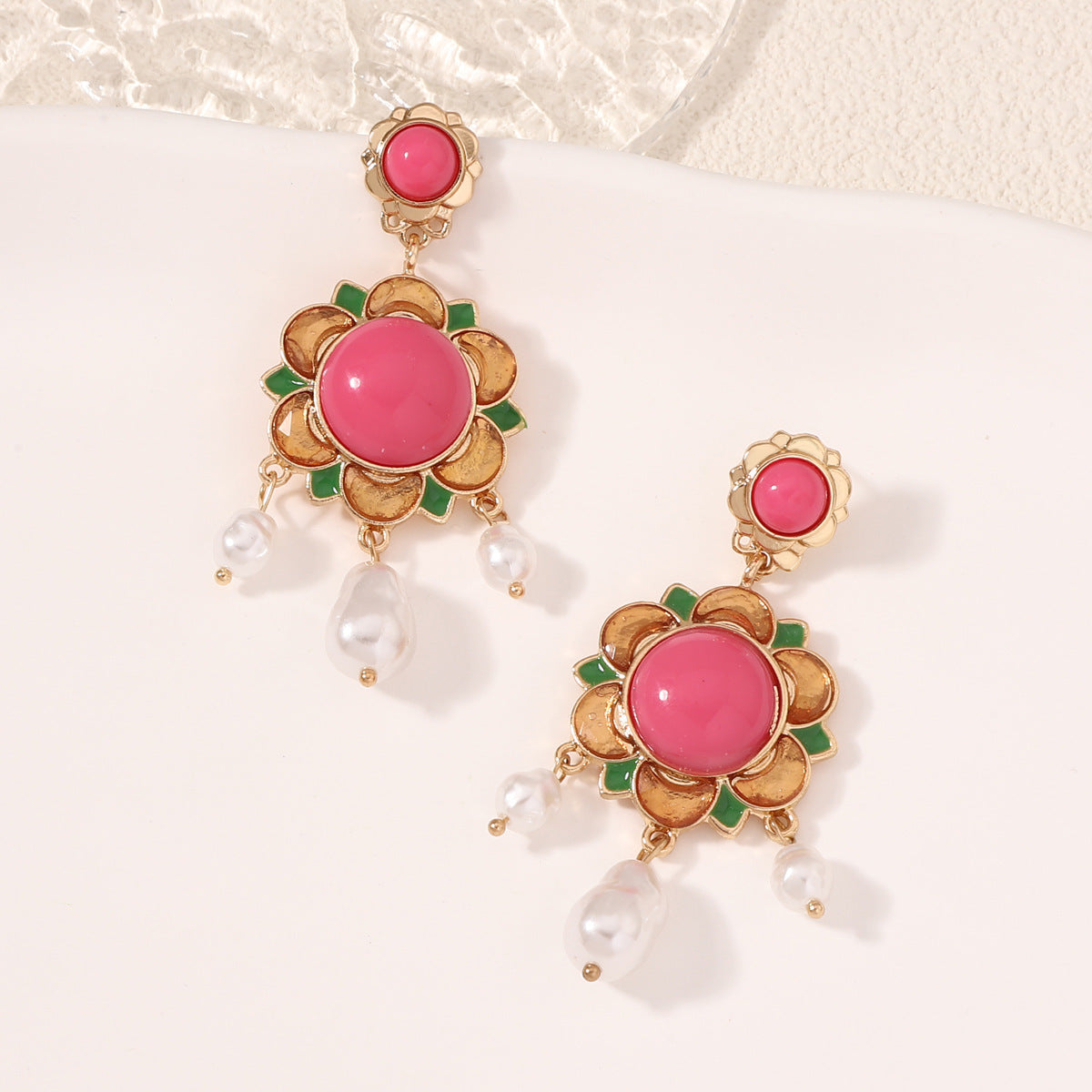 Klassinen Helmi Korvarengas ajattomalla viehätyksellä