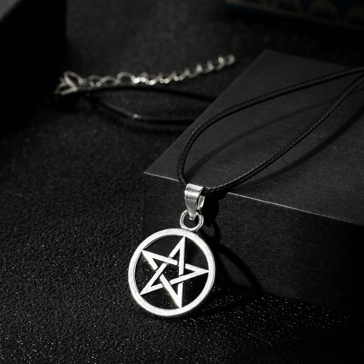 Klassinen Kaulakoru ajattomalla viehätyksellä