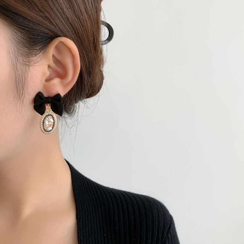 Kaunis Helmi Korvarengas ainutlaatuisella tyylillä