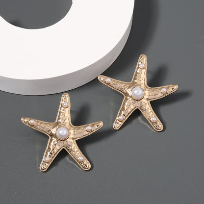 Kaunis Helmi Korvarengas ainutlaatuisella tyylillä