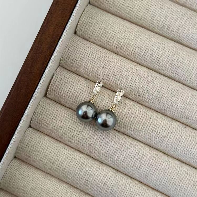 Kaunis Helmi Korvarengas ainutlaatuisella tyylillä