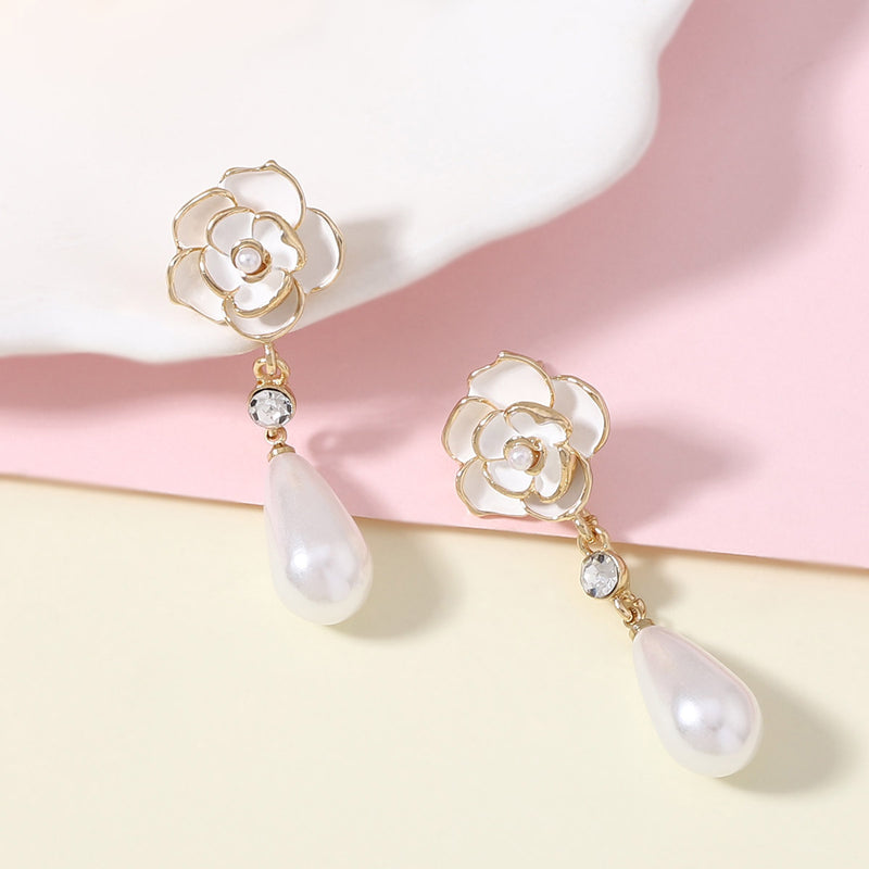 Klassinen Helmi Korvarengas ajattomalla viehätyksellä