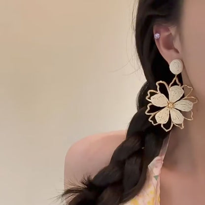 Kaunis Korvarengas ainutlaatuisella tyylillä