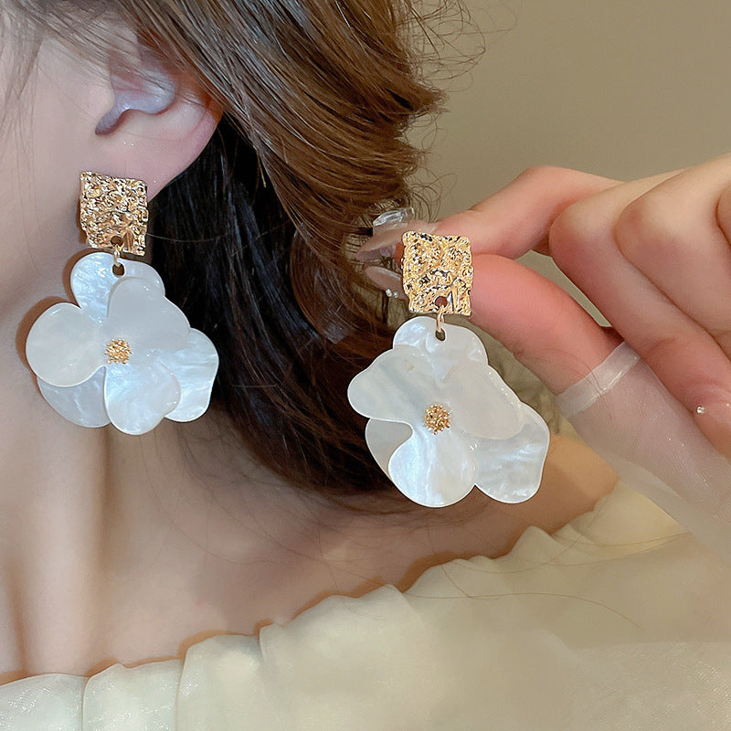 Elegantti Korvarengas jokaiseen tilaisuuteen