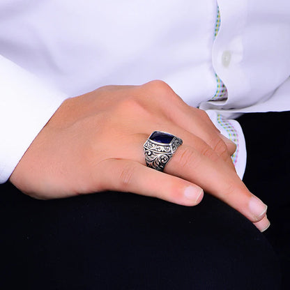 Klassinen Sormus ajattomalla viehätyksellä