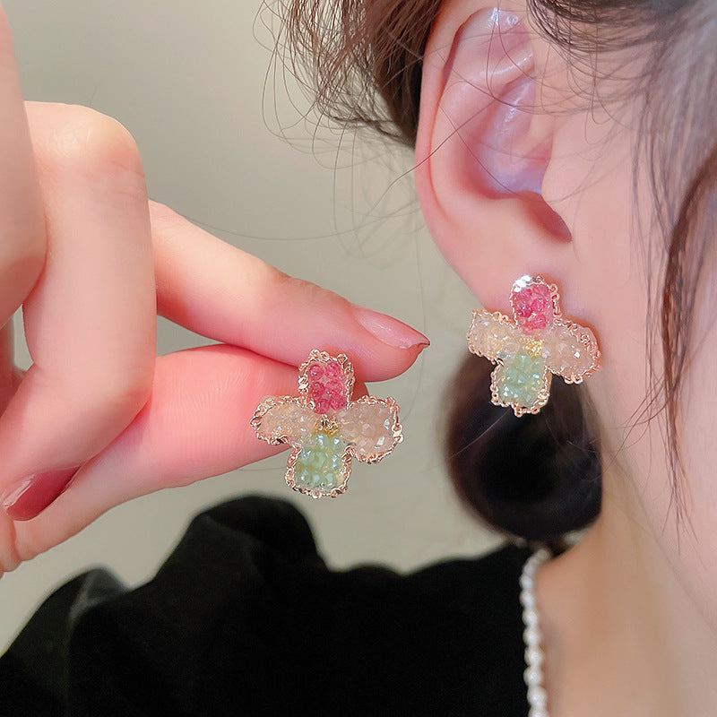 Kaunis Korvarengas ainutlaatuisella tyylillä