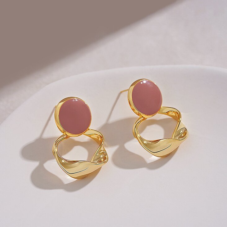 Kaunis Korvarengas ainutlaatuisella tyylillä