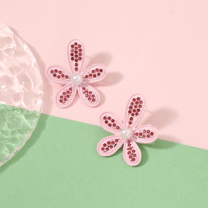 Klassinen Helmi Korvarengas ajattomalla viehätyksellä