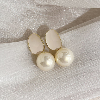 Klassinen Helmi Korvarengas ajattomalla viehätyksellä