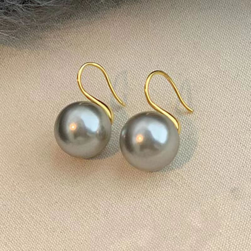 Kaunis Helmi Korvarengas ainutlaatuisella tyylillä