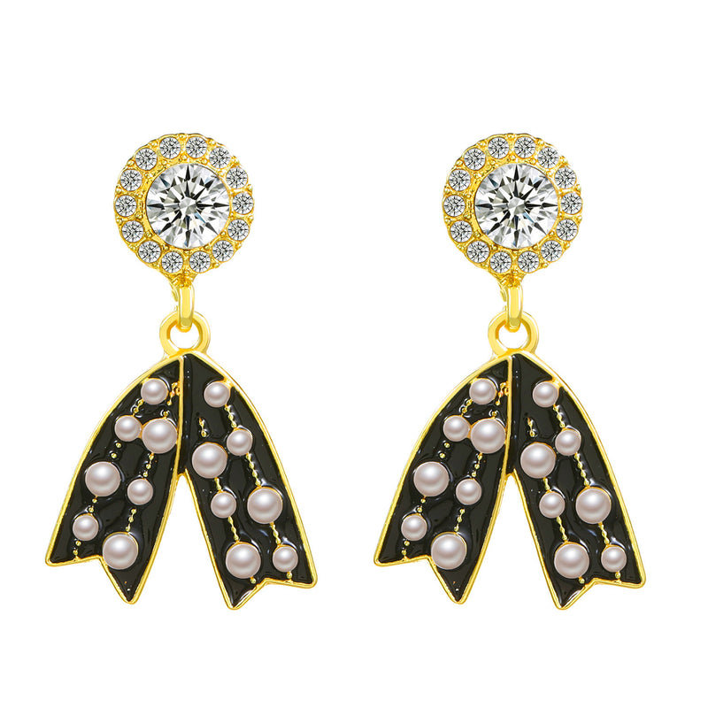 Klassinen Helmi Korvarengas ajattomalla viehätyksellä