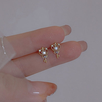 Kaunis Korvarengas ainutlaatuisella tyylillä