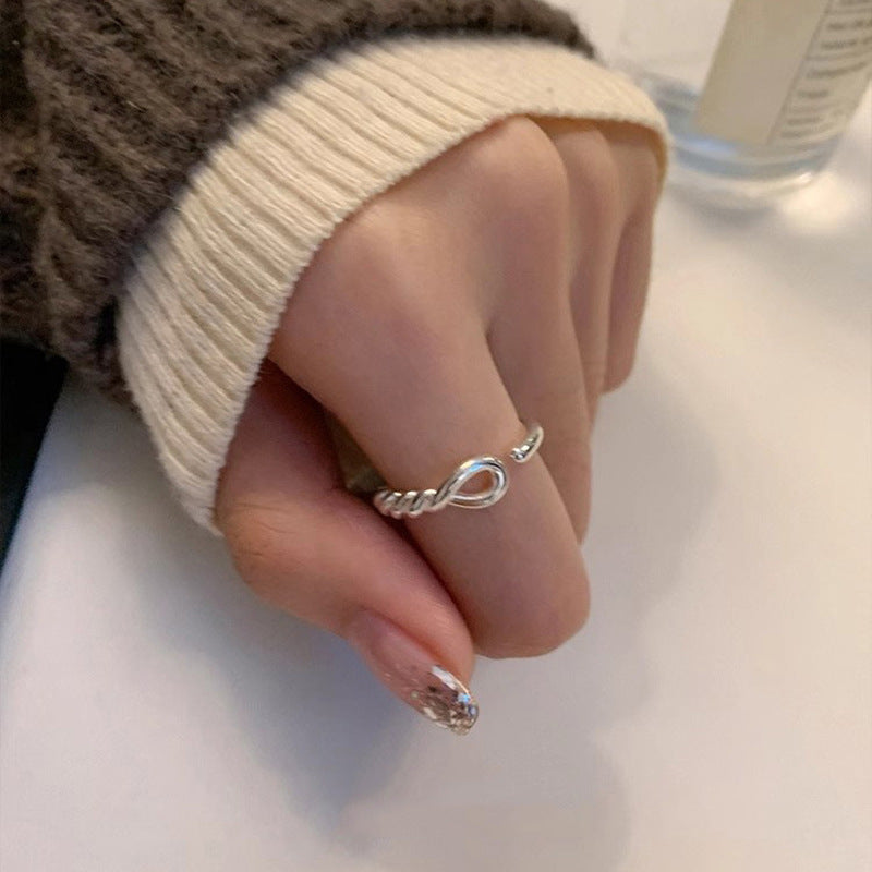 Klassinen Sormus ajattomalla viehätyksellä