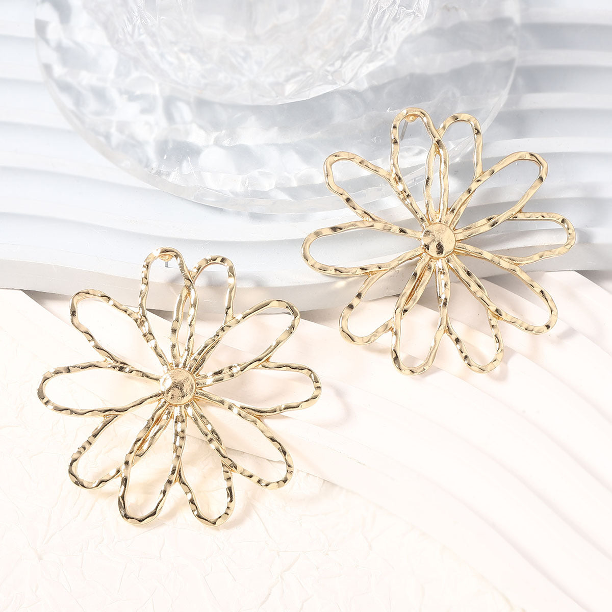 Kaunis Korvarengas ainutlaatuisella tyylillä