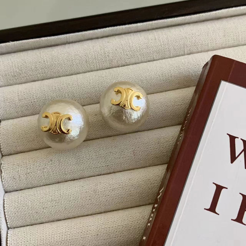 Kaunis Helmi Korvarengas ainutlaatuisella tyylillä