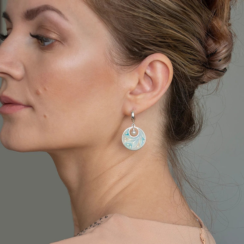 Kaunis Helmi Korvarengas ainutlaatuisella tyylillä