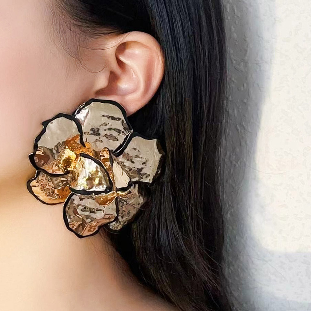 Kaunis Korvarengas ainutlaatuisella tyylillä