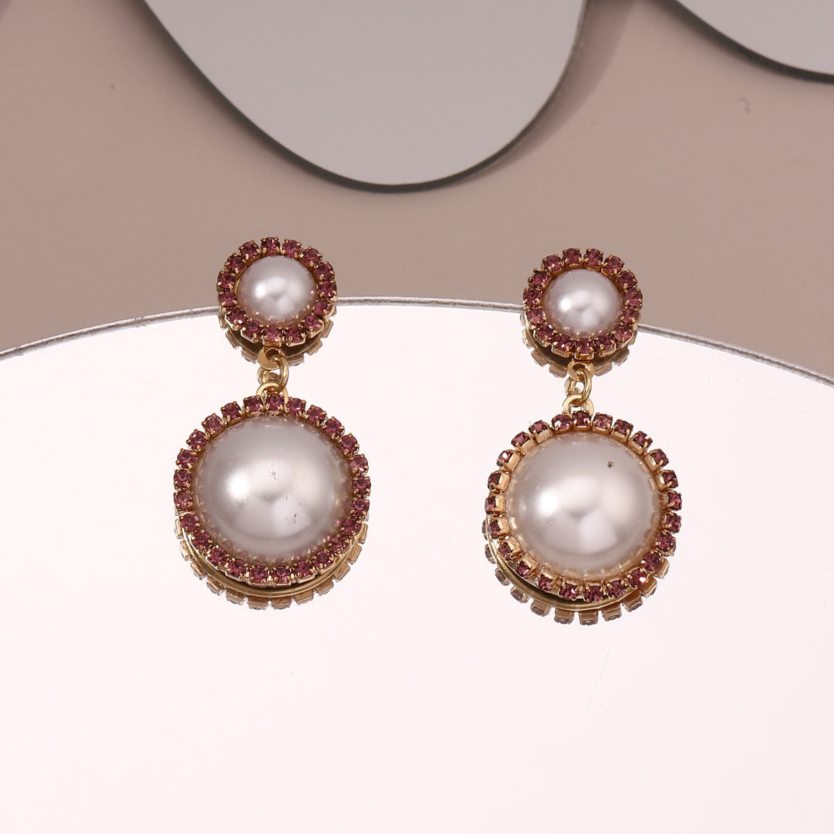 Klassinen Helmi Korvarengas ajattomalla viehätyksellä