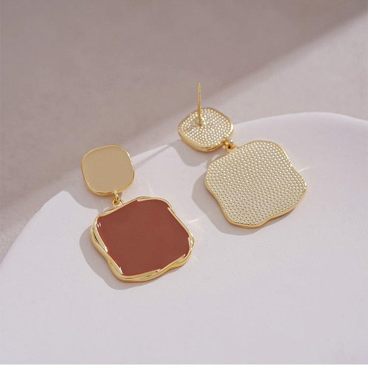 Klassinen Korvarengas ajattomalla viehätyksellä