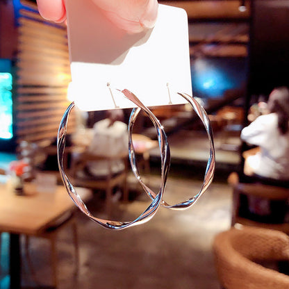 Kaunis Korvarengas ainutlaatuisella tyylillä