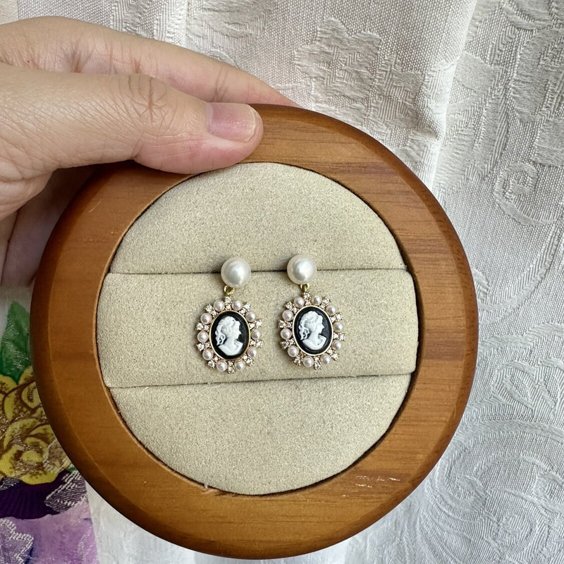 Hurmaava Helmi Korvarengas jokaiseen tilaisuuteen