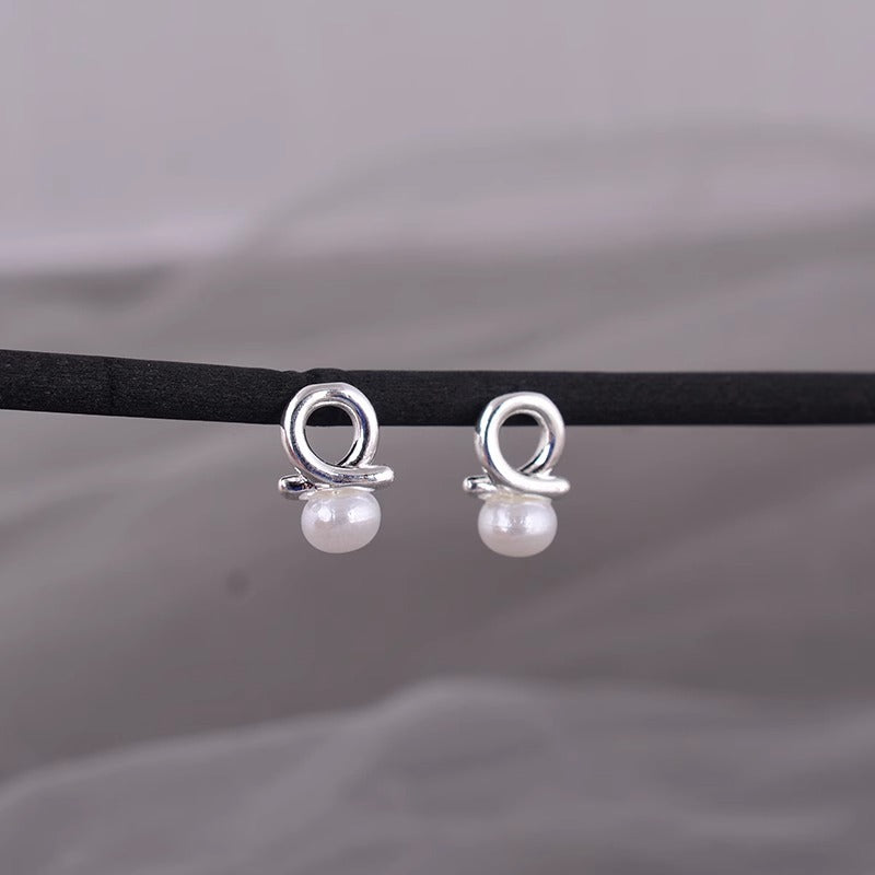 Kaunis Helmi Korvarengas ainutlaatuisella tyylillä