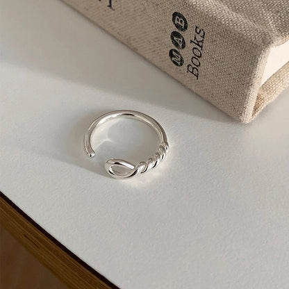 Klassinen Sormus ajattomalla viehätyksellä