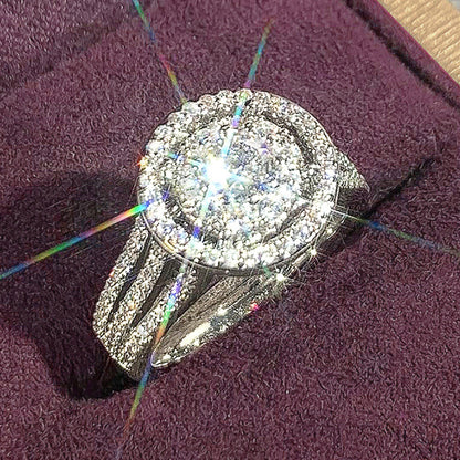 Klassinen Sormus ajattomalla viehätyksellä