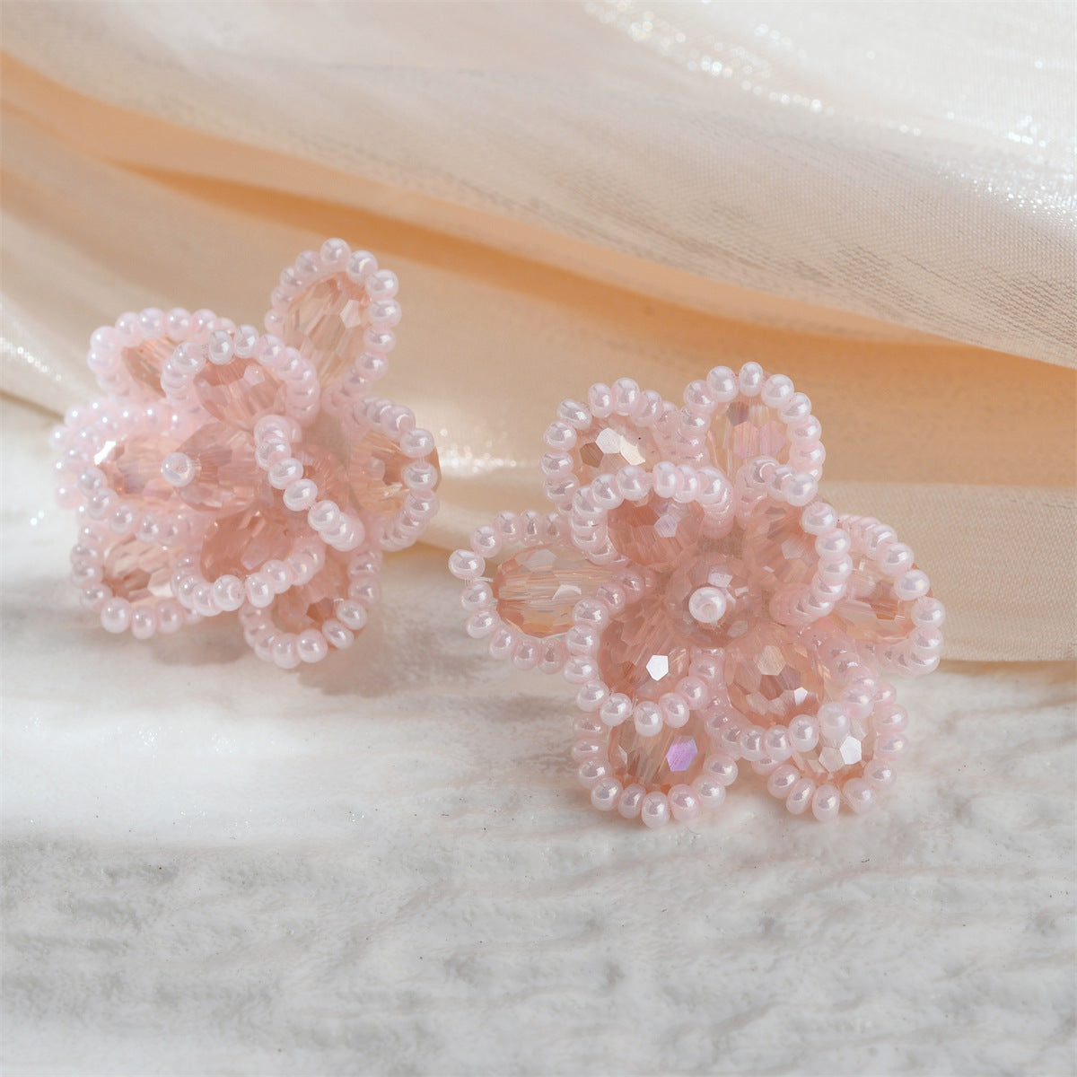 Kaunis Helmi Korvarengas ainutlaatuisella tyylillä