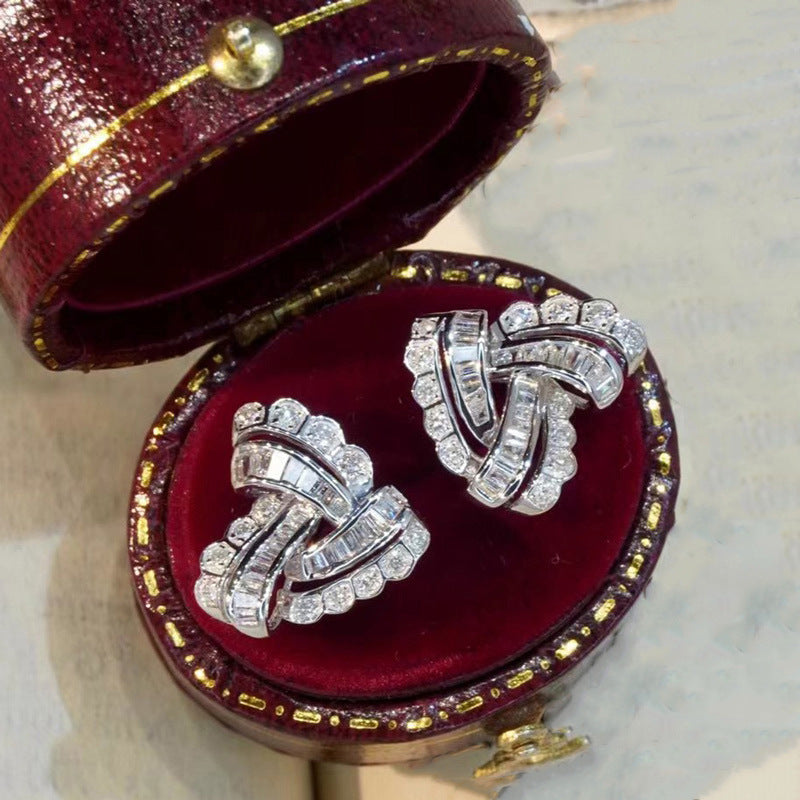 Kaunis Korvarengas ainutlaatuisella tyylillä