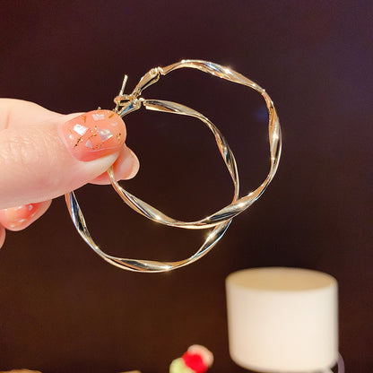 Kaunis Korvarengas ainutlaatuisella tyylillä