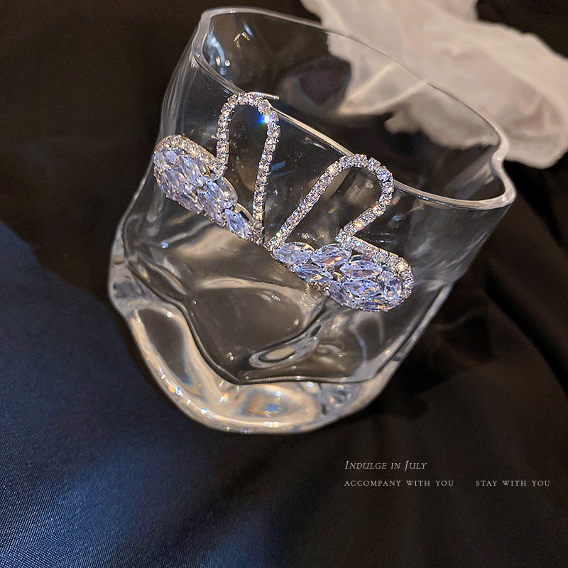 Kaunis Korvarengas ainutlaatuisella tyylillä