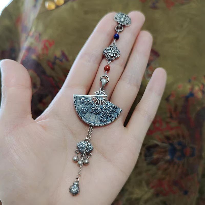 Klassinen Hopea Riipus ajattomalla viehätyksellä