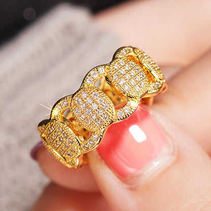 Klassinen Sormus ajattomalla viehätyksellä