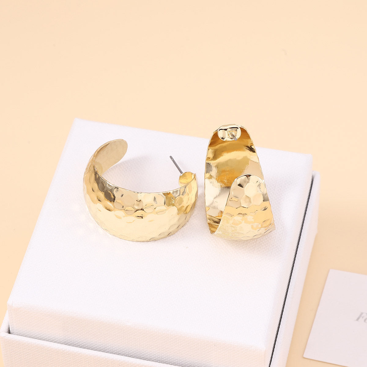 Kaunis Korvarengas ainutlaatuisella tyylillä