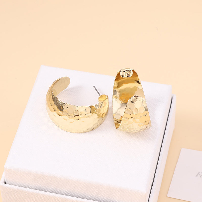 Kaunis Korvarengas ainutlaatuisella tyylillä