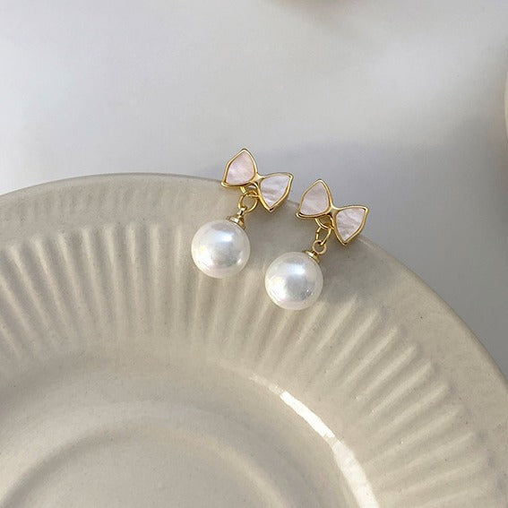 Klassinen Helmi Korvarengas ajattomalla viehätyksellä