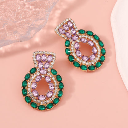 Kaunis Korvarengas ainutlaatuisella tyylillä