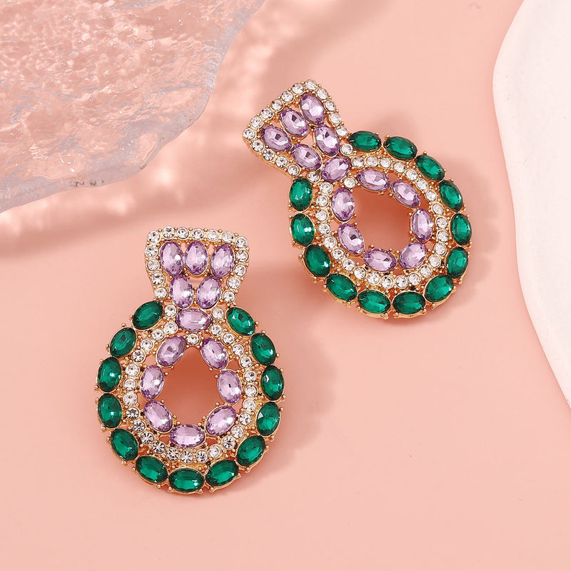 Kaunis Korvarengas ainutlaatuisella tyylillä