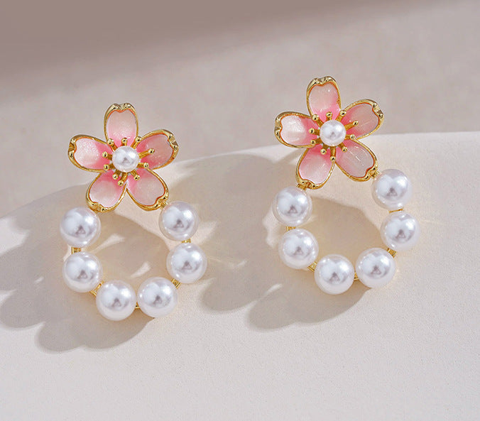 Kaunis Helmi Korvarengas ainutlaatuisella tyylillä