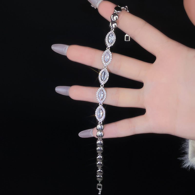 Klassinen Rannekoru ajattomalla viehätyksellä