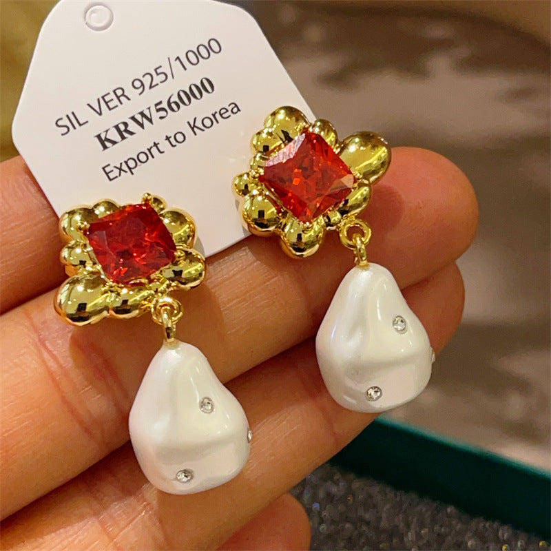 Kaunis Helmi Korvarengas ainutlaatuisella tyylillä